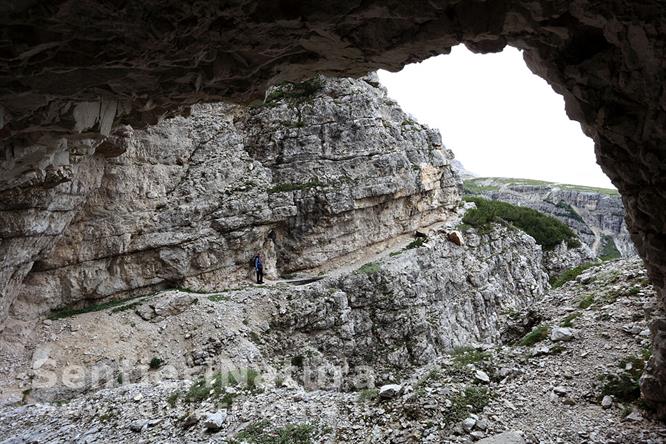 08-La cengia nella roccia alle pendici della Croda dell'Arghena