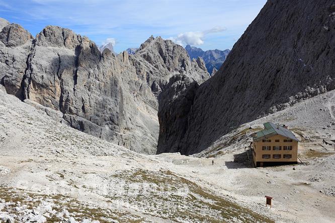 10-La piana del rifugio Re Alberto alla base delle Torri del Vaiolet