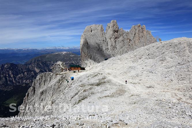 07-Il rifugio Santner e la Croda di Re Laurino