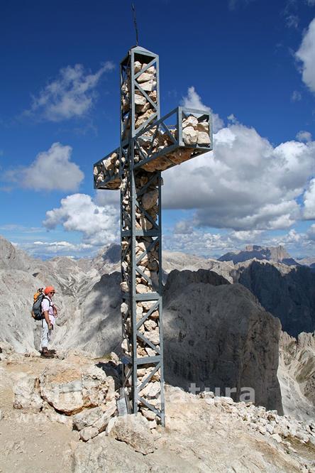 09-La croce di vetta della Roda di Vael