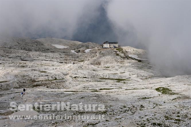 08-Il rifugio Rosetta sull'altopiano dolomitico delle Pale di San Martino