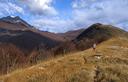 09-Lungo la dorsale prativa che racchiude la valle della Stua