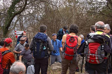 01-Alcuni dei partecipanti durante una sosta (foto Christian Pellegrin)