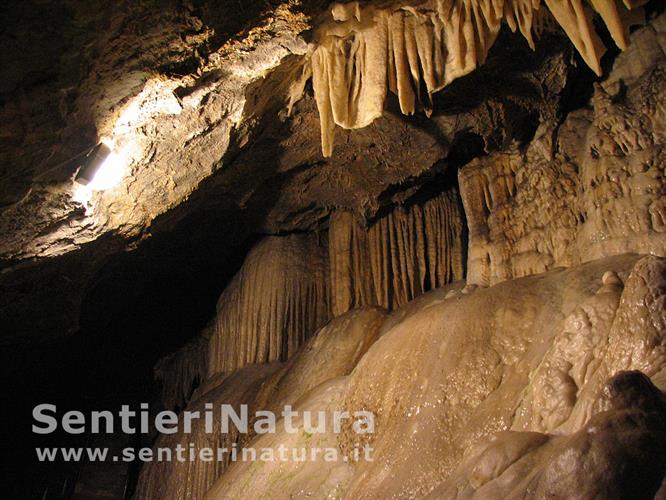 02-Concrezioni e stalattiti nella Grotta del Vento