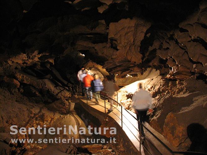 06-Lungo il camminamento all'interno della Grotta del Vento