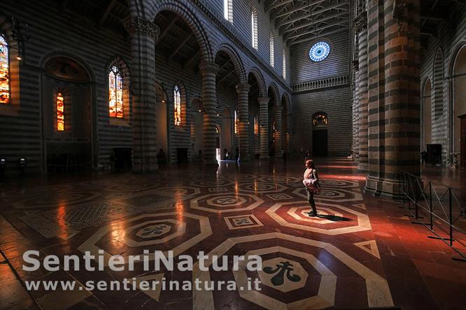 03-Suggestiva luce all'interno del Duomo di Orvieto