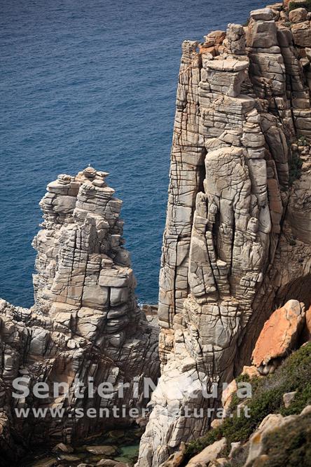 04-Pinnacoli verticali escono dal mare 