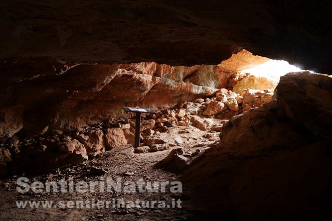 02-Apertura della grotta di Serbissi nel versante di Osini