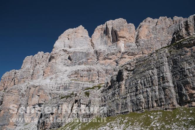 02-Le pareti dolomitiche che chiudono la Val Brenta alta