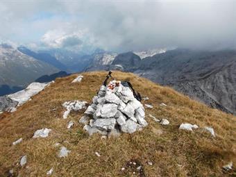 Sulla cima del Picco di Grubia troviamo soltanto un misero ometto di sassi, mentre dovrebbe essere maggiormente valorizzata vista la relativa semplicità d'accesso in confronto all'impegnativa ascesa al vicino M.Sart o della ferrata del Picco di Carnizza.