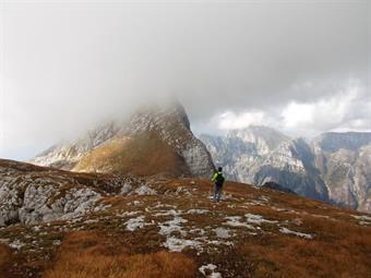 Lasciata la panoramica vetta ritorniamo al CAI 632 seguendo la via di salita.