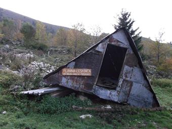 L'ampia carrareccia dopo essere transitata nei pressi della Planina Kasina diventa inerbita e raggiunge infine la Planina Leskovca, dove si esaurisce.