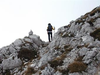 Superato il tratto impegnativo alcuni stretti tornantini ci portano ad un caratteristico ometto.