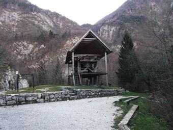 ACCESSO: Da Gorizia, valicato il confine di stato, proseguendo lungo la rotabile che costeggia l'Isonzo, arriviamo a Bovec ed al successivo incrocio svoltiamo a destra dirigendoci a Kal Koritnica, dove parcheggiamo l'auto a circa un chilometro dalle ultim