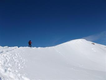 Dall'accogliente rifugio possiamo in breve raggiungere la vetta del Gladki Vrh lungo l'invitante pendio occidentale.