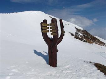 A poca distanza dal rifugio un  sostegno in legno simile a quello incontrato a Povden ci informa sulle possibili vie di rientro.