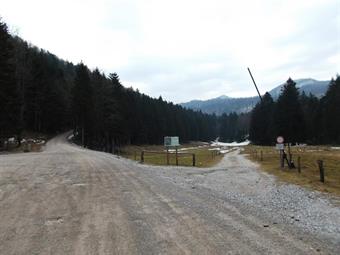 La stradina  s'inoltra nell' ampio pianoro transitando accanto ad alcune abitazioni e fattorie, dove si possono acquistare ottimi prodotti caseari, fino a sbucare all'incrocio di Poncala, dove troviamo un cartello esplicativo del Pot za zidom.