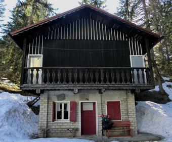 Primo giorno: dalla Capanna Trieste al rifugio Vazzoler <br /><br />Dal parcheggio della Capanna Trieste una carrareccia pietrosa porta in un’oretta e mezza alla prima meta, ossia il ricovero invernale del Vazzoler. Il luogo in cui è situato si rivela avi