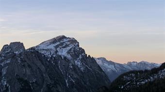 Secondo giorno: dal Vazzoler alla Palaza Alta ed infine al rifugio Tissi <br /><br />Si continua a risalire la carrareccia fino al bivio per la casera di Pelsa. Se le precipitazioni nevose si distinguessero per generosità è preferibile proseguire per le c