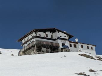 Punti d’appoggio:<br /><br />Due sono i rifugi che vengono toccati da quest’itinerario, entrambi dotati di ricovero invernale. Il primo è il Vazzoler (1714m) corredato da una dependance. All’interno trovan posto dodici brande con cuscini, materassi e cope