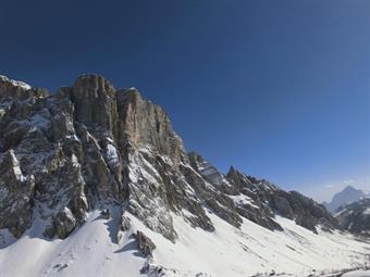 Giungo al Tissi stravolto dal caldo e dall’affondar delle ciaspe, a tradimento, quando meno te lo aspetti. L’ultimo passaggio pone la data del sei aprile. Il tetto del rifugio è tutto un lacrimare. Per me il riposo coincide con l’ennesima produzione d’acq