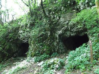 Salendo sulla destra a poca distanza si aprono due  ulteriori  caverne.<br />