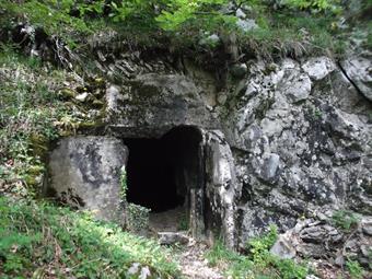 A breve distanza il sentiero s'infila nell'ingresso di una breve galleria, il cui soffitto risulta particolarmente instabile e necessita di pila frontale ed eventuale caschetto di protezione.