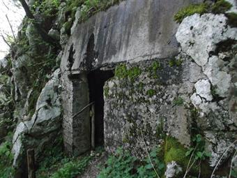 Riemersi dall'angusto budello, notiamo sul frontale dell'uscita l'impronta di una  granata di grosso calibro, ormai trafugata da tempo dai recuperanti.