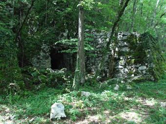 Poco oltre alcune grandi caverne con muri di sostegno imponenti erano adibite a ricovero della truppa.