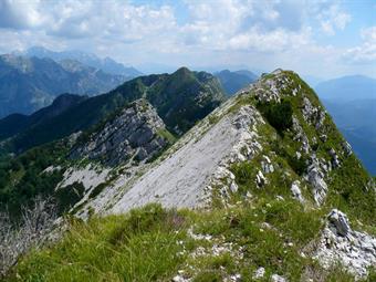 La discesa dall'Ambruseit presenta delle difficoltà che supero con l'aiuto di alcune staffe (in realtà vere e proprie maniglie). Ora il crinale si appiattisce e, seppur per poco, posso alzare lo sguardo continuando a camminare verso la Siroche Dolegne.<br