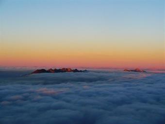 Alla terza alba la pianura è scomparsa, ed io, rimasto solo come l'ombra che ha smarrito il corpo che la proietta, mi rimetto in viaggio.