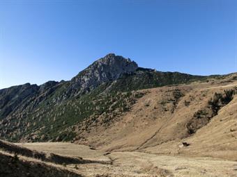 LATO A (pragmatic side)<br /><br />Si parte da forcella Zovo (1606m) raggiungibile percorrendo la strada che porta a San Pietro di Cadore da Sappada, seguendo poi le indicazioni per Costalta e per il Rifugio Zovo. L'attacco è situato a pochi metri dal par