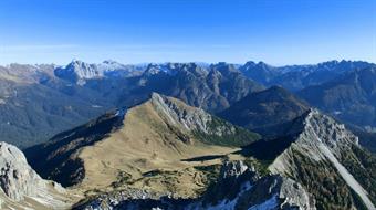 Come fosse una pinna, o meglio un paio di placche ossee della cresta di uno Stegosauro. Con Marco identifichiamo le montagne vicine, riconoscendo la Terza Grande da cui, solo qualche settimana prima, ammiravo proprio queste crode. Una ricerca spesso condo