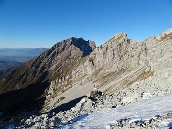 La cresta che diparte dal monte Cavallo e con cui sto facendo conoscenza pian piano, mi affascina proprio per la sua integrità. Per il continuo digrignar dei suoi dentelli di pietra, per l'alternanza di prati e roccia, per quella sinuosità da muraglia cin