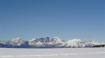 Si passa  accanto alle casere Frascon (1174m) ove si nota la diramazione del troi 1033 da percorrere in discesa. In breve si raggiunge l'erbosa e panoramicissima cimotta del monte Cor (1322m). Perdendo lievemente quota si raggiunge una bella casera ristru