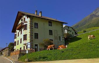 AVVICINAMENTO: Da Bruneck/Brunico raggiungiamo Sand in Taufers/Campo Tures, dove svoltando a destra lungo la Reintal/Valle di Riva  raggiungiamo Rein/Riva di Tures.