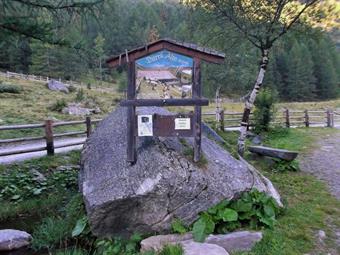 Dal centro del paese seguiamo quindi la strada della Knuttental/Valle dei Dossi sino al grande parcheggio posto al termine del tratto transitabile ai mezzi motorizzati.