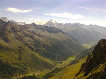 Il colpo d'occhio sulla sottostante Knuttental/Valle dei Dossi e sulle varie cime circostanti è notevole ed appagante e ci ripaga della fatica fin qui sostenuta.