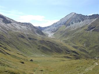 Un'alternativa di salita partendo dal versante della Ahrntal/Valle Aurina lungo la Hasental/Valle della Lepre o l'Alprechtal/Valle d'Alprè è descritta nella relazione “Salita all'Huhnerspiel (2426 m)”, ovviamente raggiungendo solamente una delle cime cita