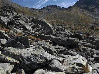 Alcune svolte ci portano ad un ampio macereto roccioso, dove il sentiero si snoda ottimamente su gradini pietrosi opportunamente posizionati.