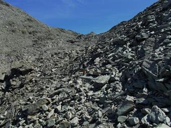 Un'imponente  frana ha recentemente cancellato parzialmente il percorso, ma è sufficente puntare alla forcella fra Dreieck Spitz/Triangolo di Riva e Bärenluegspitz/C.ma dell' Orso di Luco, seguendo  alcune tracce ed i soliti ometti.