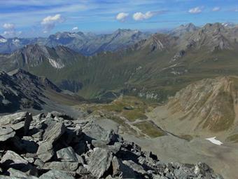 A settentrione l'amena vallata con i Napfen Lacken/Laghi dei Cadini scende ad incontrare il Klammlbach/Rio di Gola.