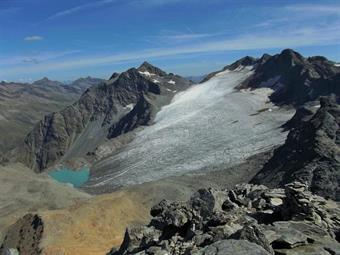 Ad oriente l'ampia lingua glaciale del Fleischbachkees è circondato nel bordo superiore, dove si snoda il confine di stato,  da diversie vette superiori ai 3000 metri di quota.