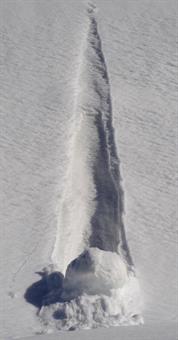 La neve tiene bene e la progressione si rivela più agevole del previsto. Fino al tratto in falsopiano la boscaglia cela ogni cosa, sole compreso, per poi regalarmi uno splendido squarcio che parte dallo Scinauz, passando per Alpe Piccola e Cucco, fino all