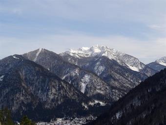 Lussuosamente ristrutturata, di dimensioni ragguardevoli, soprattutto tenendo in considerazione il suo relativo isolamento. Pare una delle tante dimore di località ben più borghesi ed affollate di Veneto ed Alto Adige. Tetto e balcone sopportano un peso n