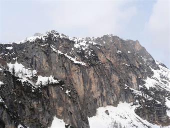 Prima di raggiungere il passo di Montecroce, una tabella a sinistra indica la via verso i rifugi Berti e Lunelli. Si segua la strada fino a  parcheggiare ai Bagni di Valgrande. Proseguendo a piedi si noterà, ancora sulla sinistra, l'imbocco del troi 171, 