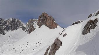 Dal rifugio l'itinerario si discosta dal percorso estivo che si mantiene più basso. Si punti al cocuzzolino che s'erge dietro i cavi della teleferica per poi iniziare la risalita del Creston Popera. E' lui il vero segnavia che guida all'orizzonte, fino al