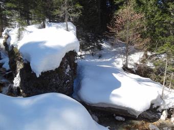 In realtà la meta è il bivacco stesso, non come luogo in sé  ma come distacco dal mondo di sotto, come rifugio dell'anima in attesa del fuggir del sole, attendendo la sua rinascita passando di scintillio in scintillio, ascoltando un silenzio che vale più 