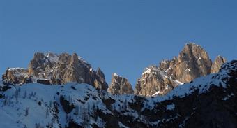 Al cospetto del letto valanghivo di Selvapiana, dall'alto spunta pure il tetto del casermone che ci attende. Manca solo la risalita di quel vallone. Entusiasmo vuole che finiamo ad affrontarlo di petto. Pur sapendo che la via invernale passa molto più est