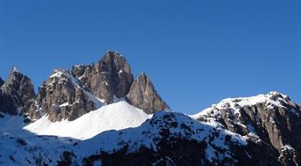 Da fuori è un simpatico casolare in legno ma varcata la soglia si trasforma in un antro grigio votato al minimalismo. Pare tirato su giusto per adempiere ad obsolete filosofie caiste, quelle d'un alpinismo ormai andato, ove la fruibilità della montagna no